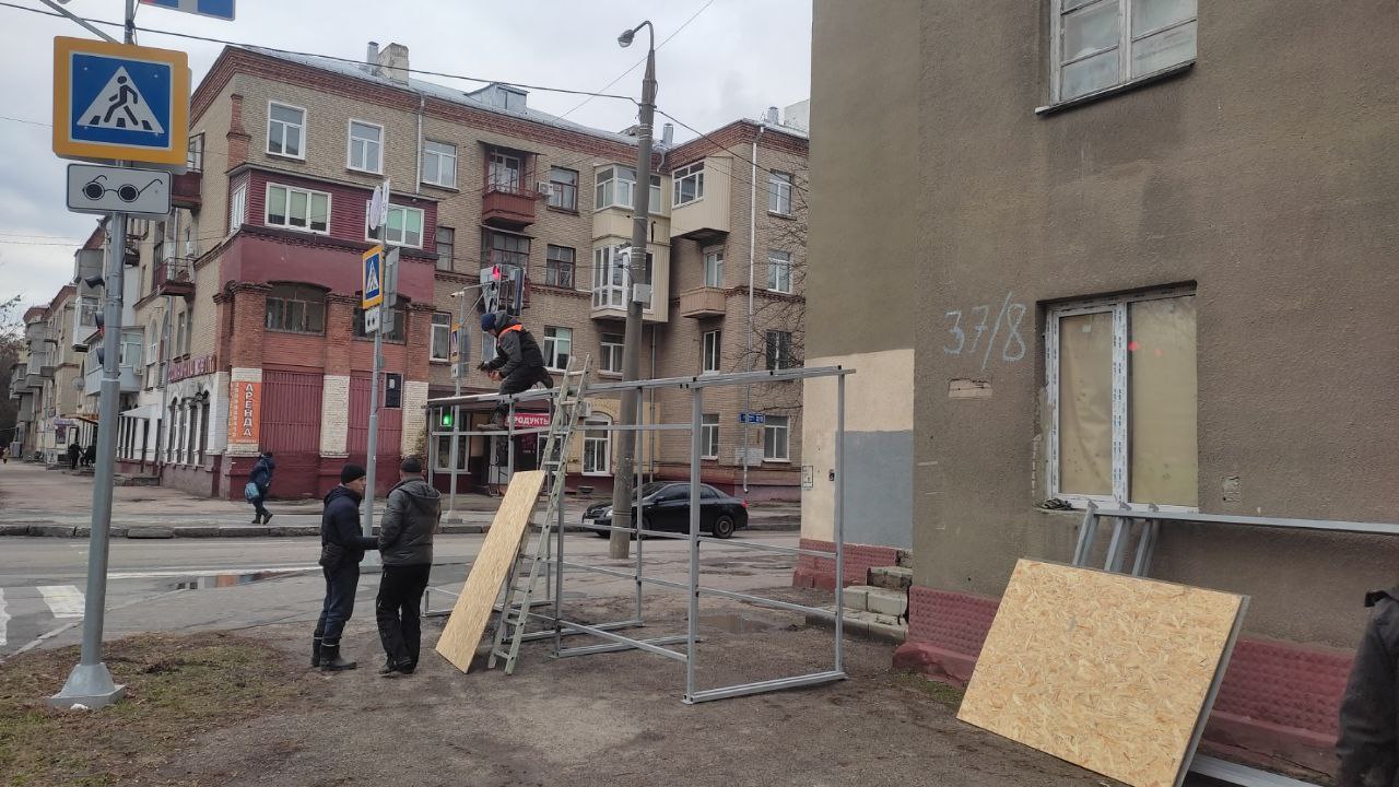 Відновляють постраждали від обстрілів будинки у Харкові