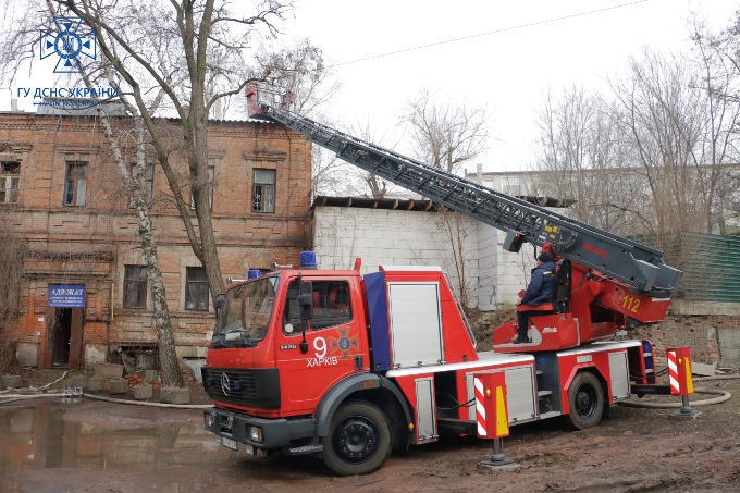 Рятівники гасять пожежу в житловому будинку в Класичному провулку Харкова