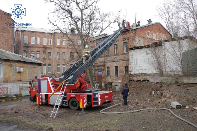 Рятівники гасять пожежу в житловому будинку в Класичному провулку Харкова