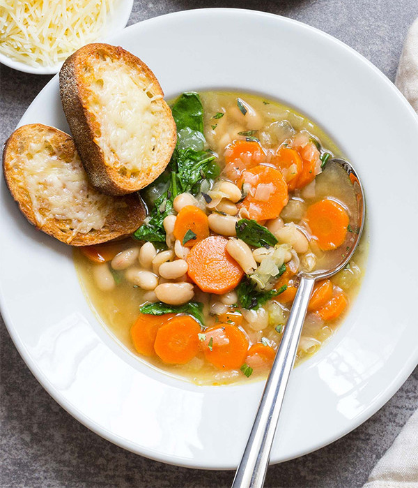 Як приготувати тосканський суп із білої квасолі з часниковими грінками