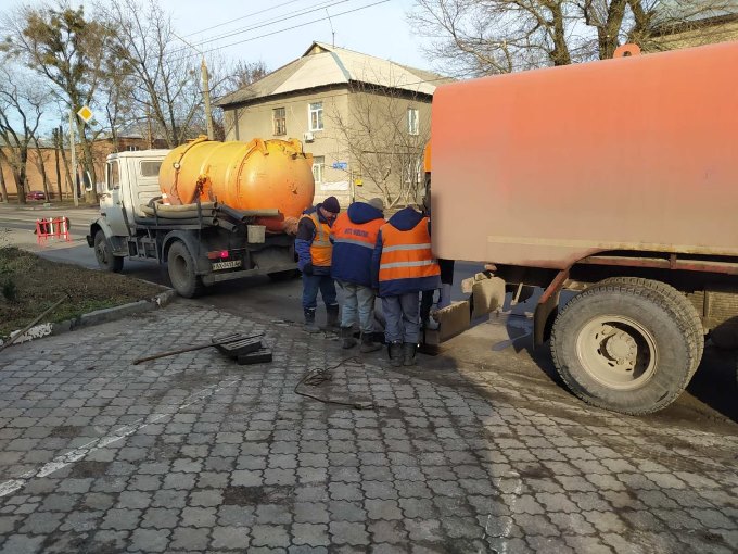 Новини Харкова: комунальники упорядковують зливову каналізацію