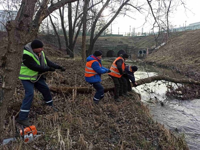 Новини Харкова: комунальники упорядковують зливову каналізацію