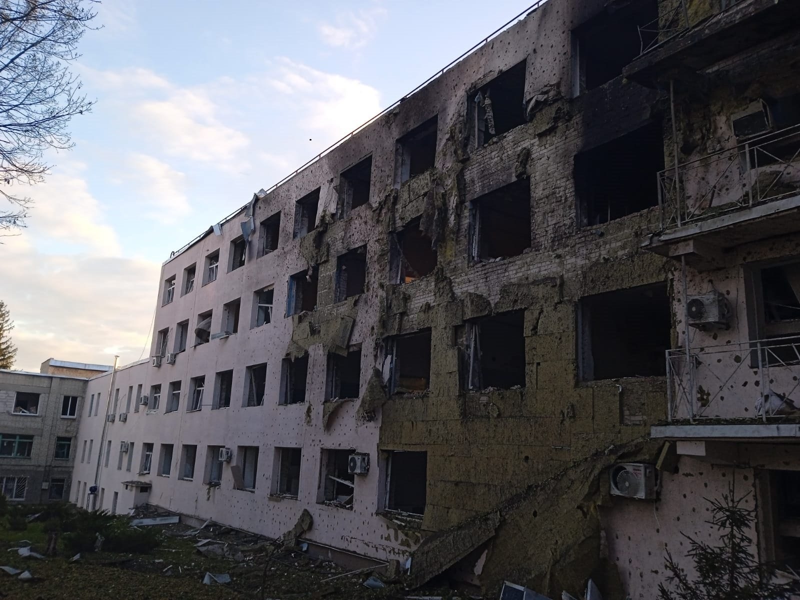 зруйнований окупантами медичний заклад 