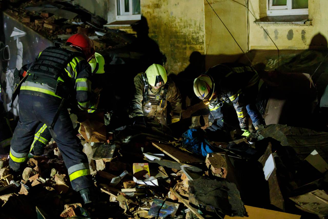 У житловому будинку у Харкові, в який влучила ракета, тривають рятувальні роботи, – ХОВА