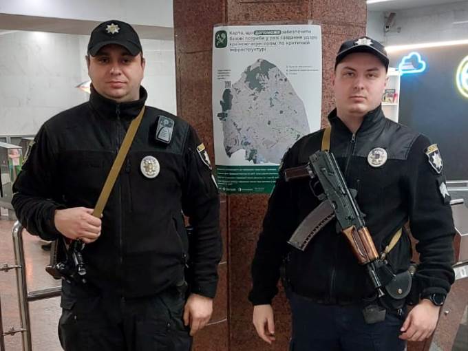 Наряд поліції у метро Харкова
