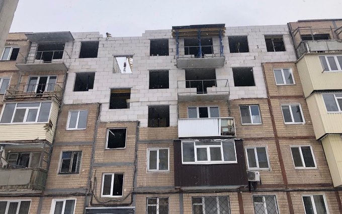 На вулиці Танкопія у Харькові відбудовують знищений обстрілом будинок