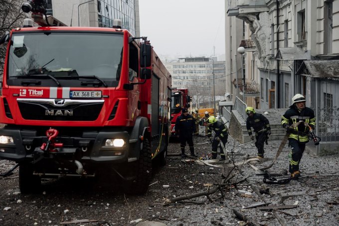 Наслідки обстрілу будівлі навчального закладу та 4-поверхового житлового будинку у Харкові