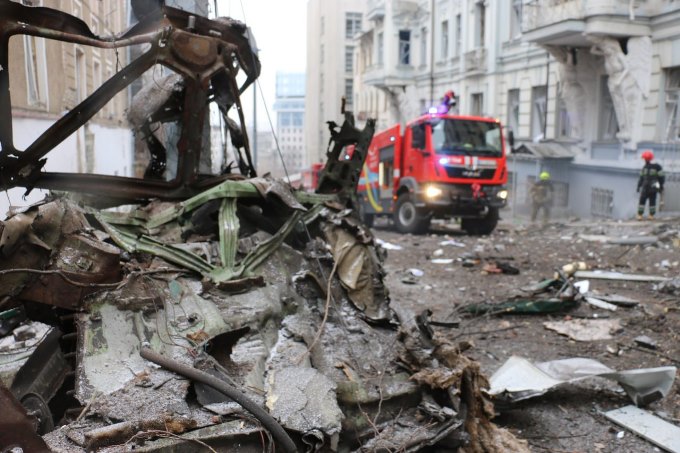 Наслідки обстрілу будівлі навчального закладу та 4-поверхового житлового будинку у Харкові