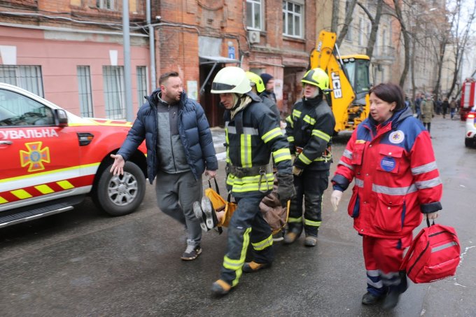 Наслідки обстрілу будівлі навчального закладу та 4-поверхового житлового будинку у Харкові