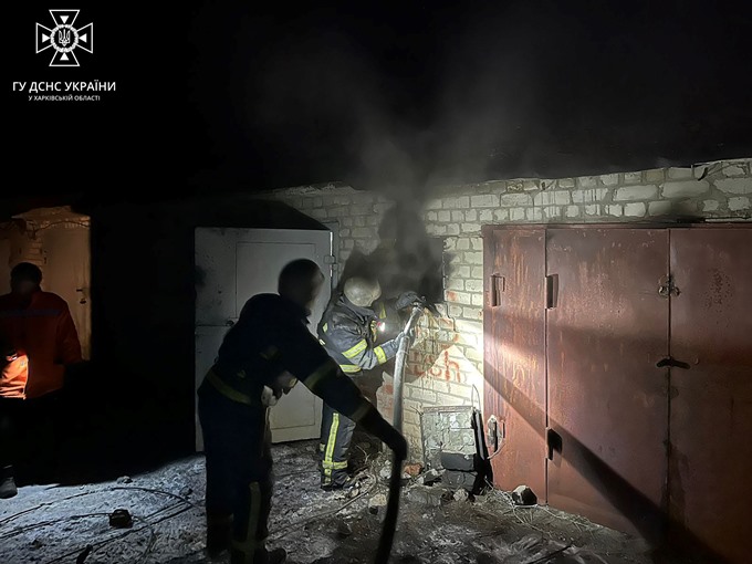 Після ворожого обстрілу селища Куп’янськ-Вузловий виникла пожежа у гаражах