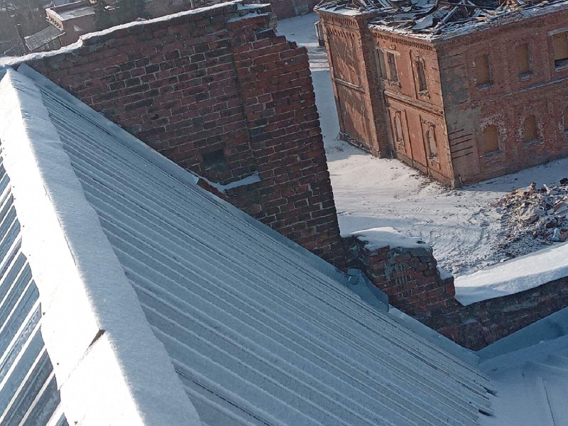 Відновили дах харківської школи, який постраждав від обстрілу комунальники