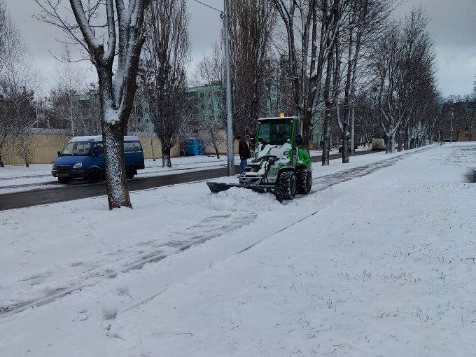 У Харкові 12 лютого парки, вулиці та прибудинкові територіх чистят від снігу більше трьох тисяч працівників ЖКГ