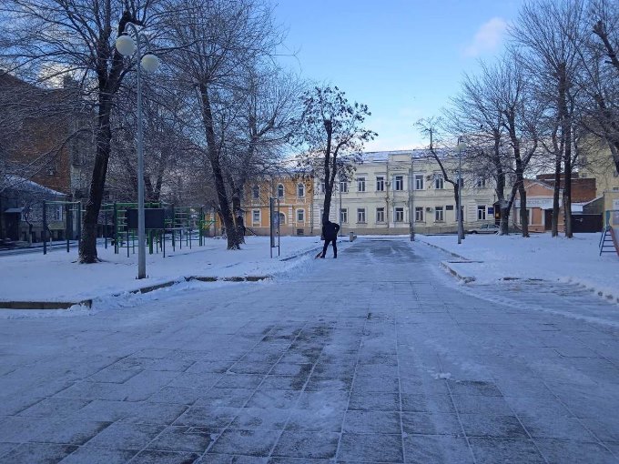 У Харкові 12 лютого парки, вулиці та прибудинкові територіх чистят від снігу більше трьох тисяч працівників ЖКГ