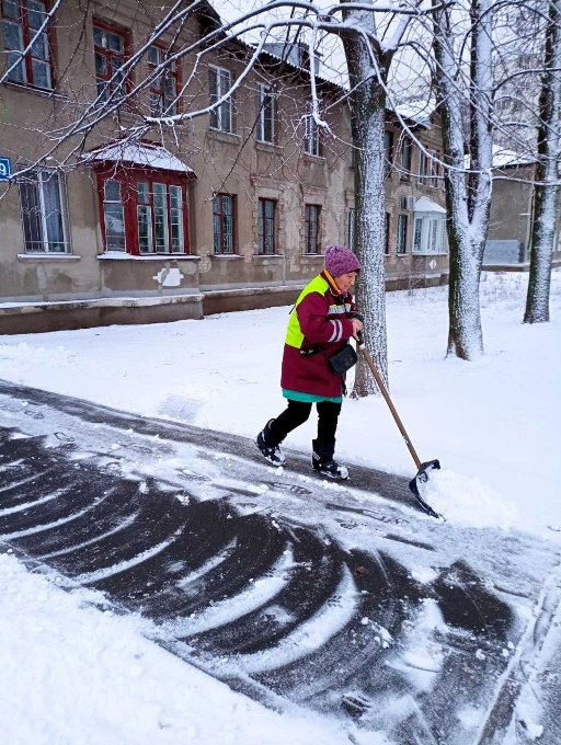 У Харкові 12 лютого парки, вулиці та прибудинкові територіх чистят від снігу більше трьох тисяч працівників ЖКГ