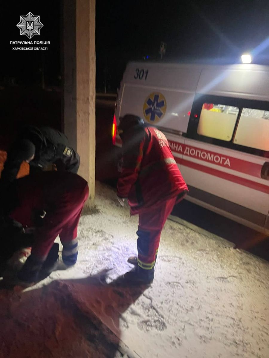 Харківські патрульні прийшли на допомогу чоловіку, якому раптово стало зле на вулиці
