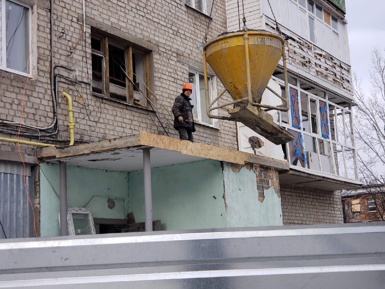 Відновлюють після обстрілів домівку на Холодній горі будівельники Харкова