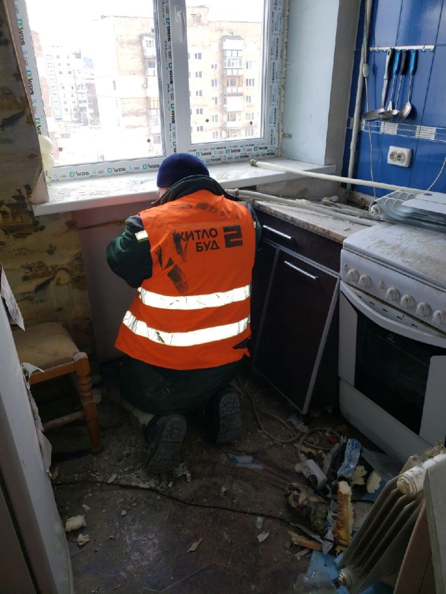 Відновлюють після обстрілів домівку на Холодній горі будівельники Харкова