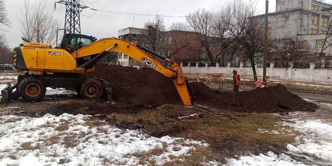 Працівники КП Харківські теплові мережі усувають аварію