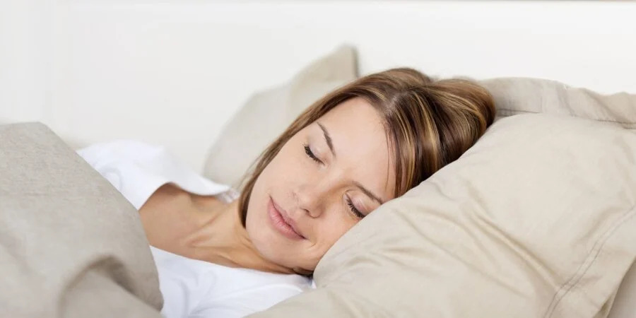 Як правильно спати, щоб добре виглядати вранці, ефективні б'юті-секрети