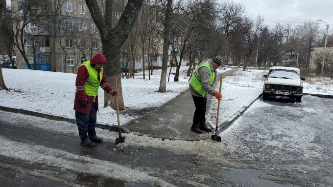 У Харкові комунальники прибирають сніг та лід з вулиць міста