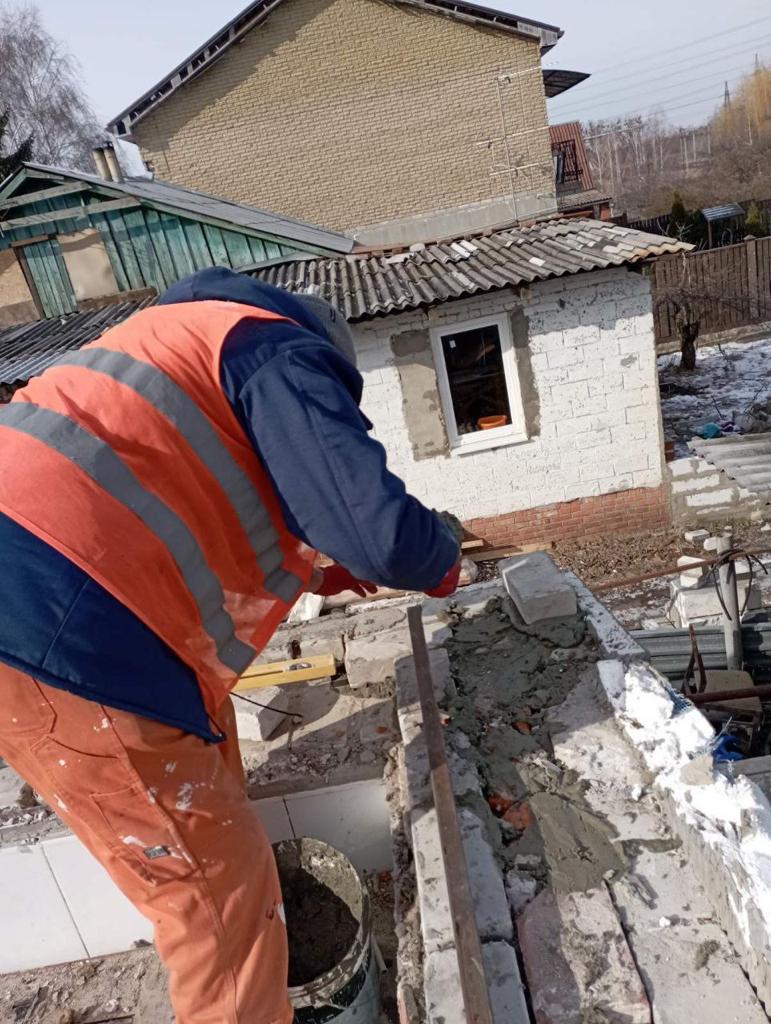 Відновлюють пошкоджений обстрілами будинок у Харкові