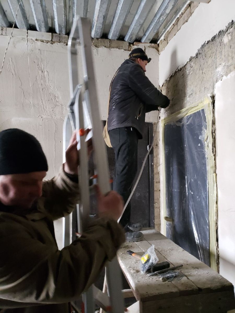 Відновлюють постраждалий будинок харківські фахівці