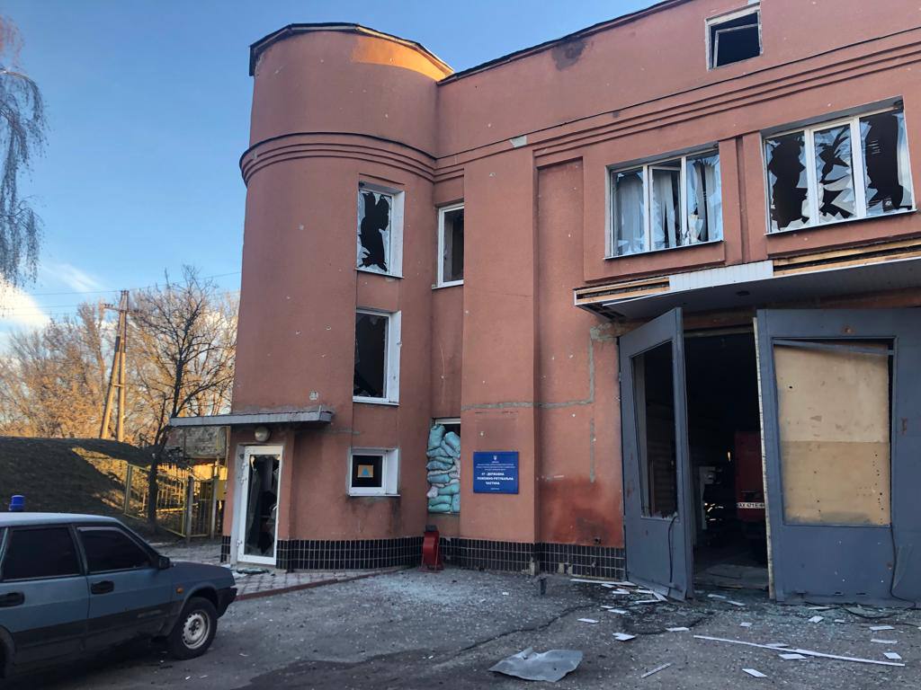 Внаслідок обстрілів у Вовчанську пошкоджено будівлю пожежно-рятувальної частини