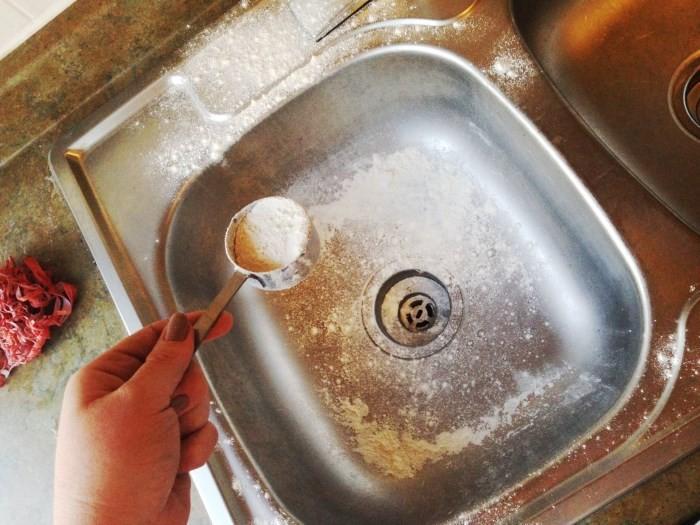 Як швидко очистити мийку з нержавіючої сталі, щоб вона блищала як нова: які способи є ефективними