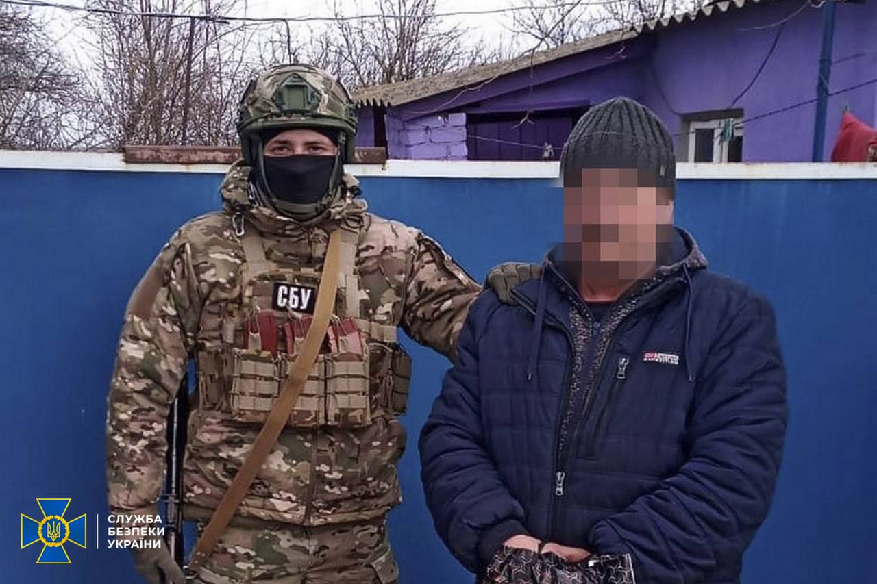 На Харківщині контррозвідка СБУ  затримала колаборанта, який надав окупантам житло та годував російських загарбників