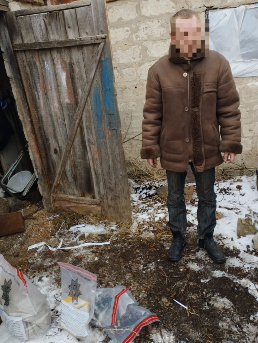 Спіймали чоловіка, який зберігав вдома арсенал боєприпасів на Харківщині