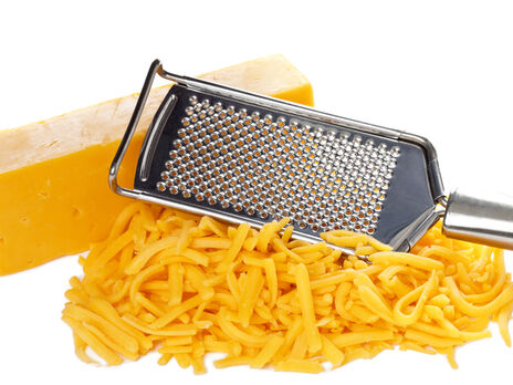 Як швидко натерти сир і чим можна замінити тертку, якщо її немає на кухні