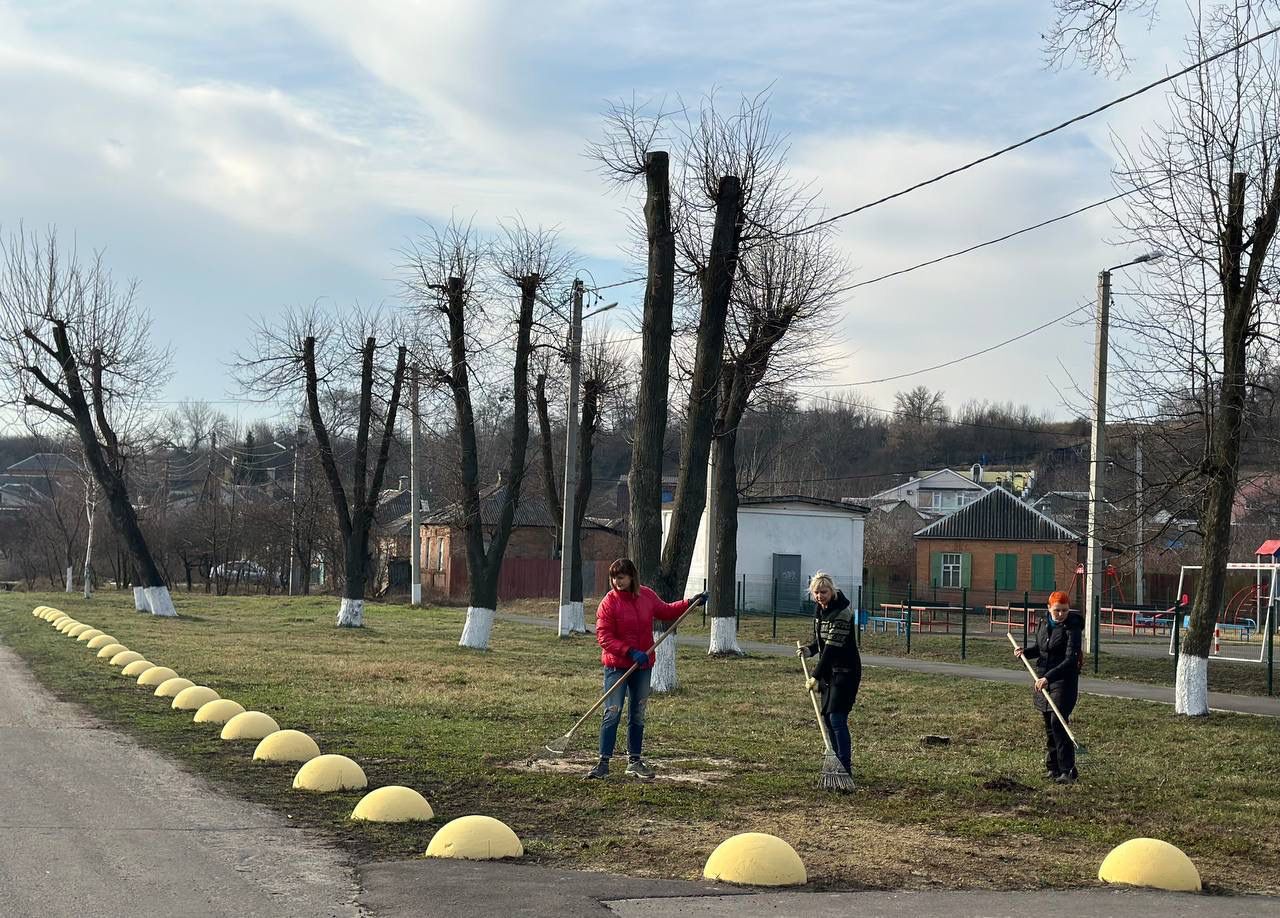 Навели лад біля навчальних закладів Харкова освітяни