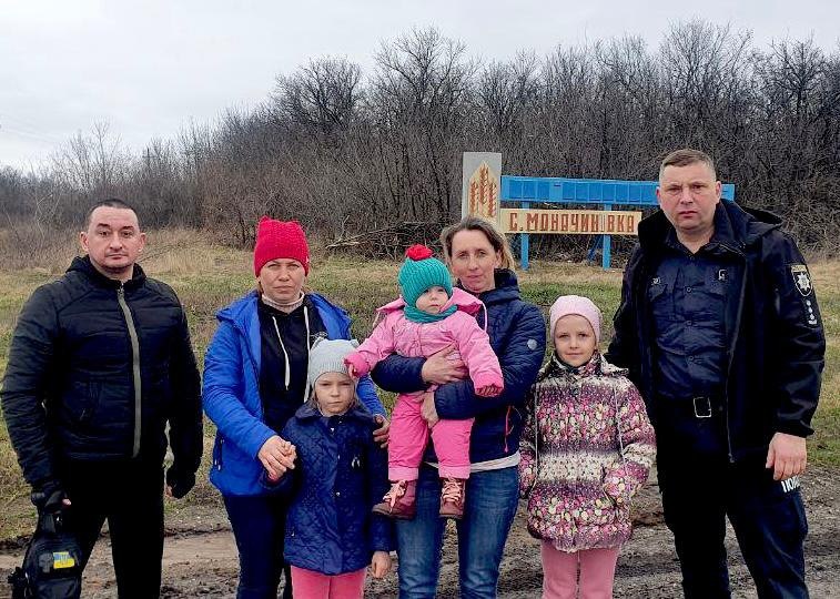Евакуювали жінок та дітлахів з-під обстрілів ворога поліцейські та волонтери на Харківщині