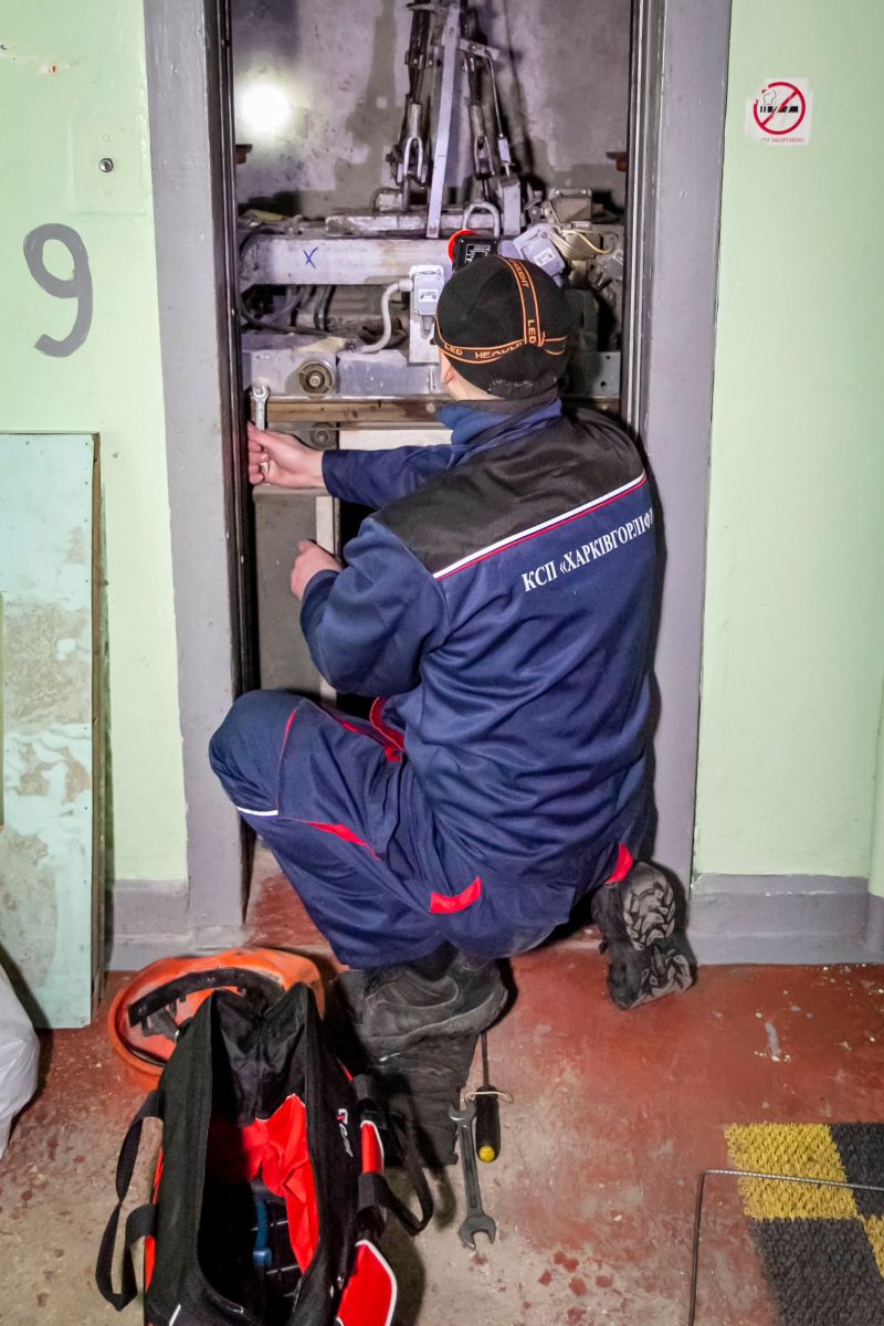 Відновили роботу сотен ліфтів ремонтники Харкова