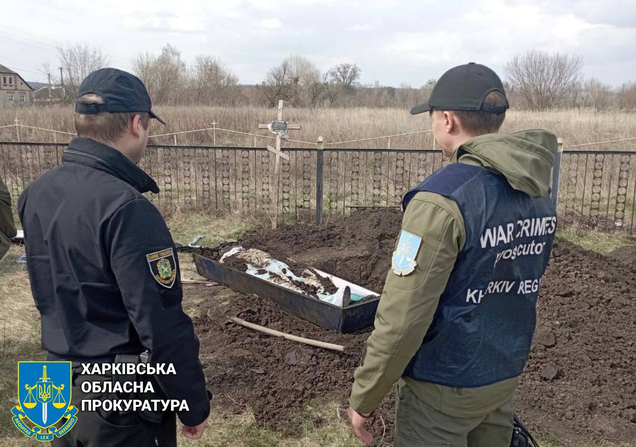 Загинув чоловік під час обстрілу селища Харківщини: тіло вилучили слідчі
