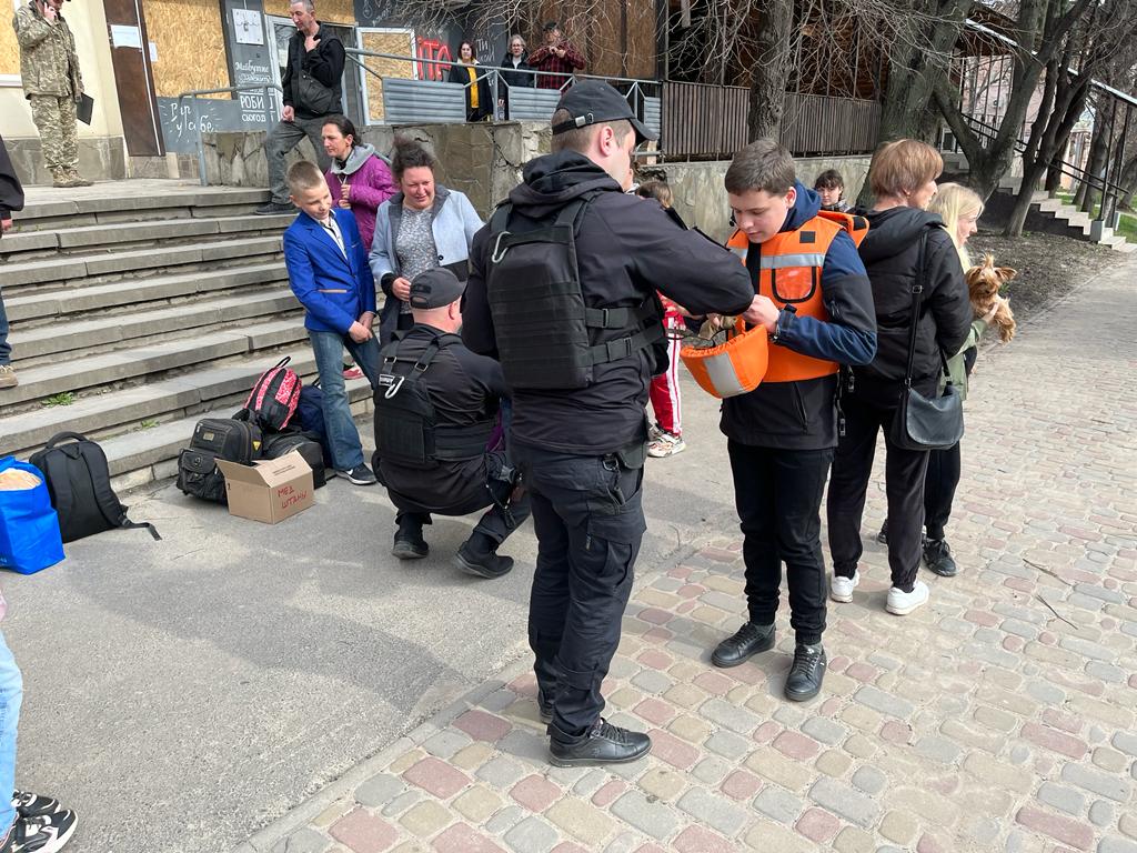Евакуювали дітей та жінок з небезпечної зони Харківщини правоохоронці