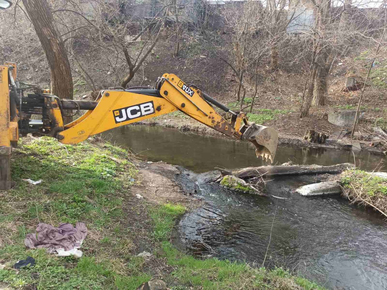 Відновили зливи та прибрали аварійні дерева з берегів річки комунальники Харкова