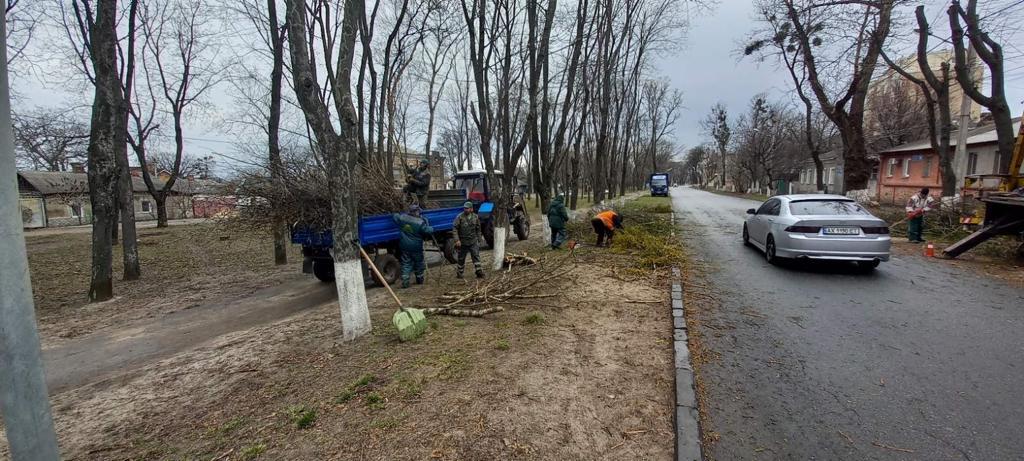 Обрізають дерева на Новій Баварії комунальники. Новини Харкова