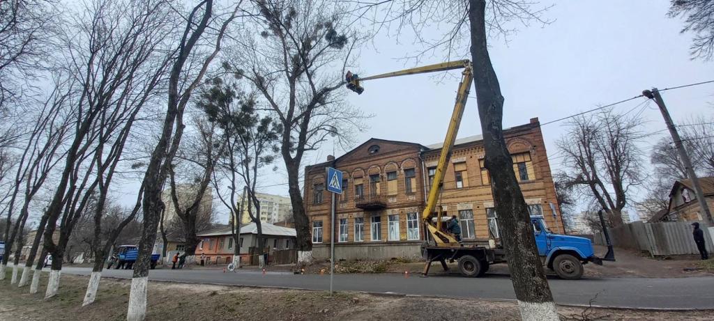 Обрізають дерева на Новій Баварії комунальники. Новини Харкова