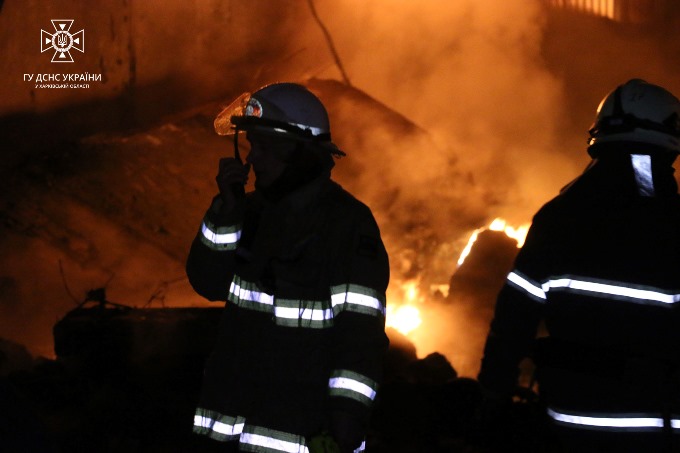 У Харкові на промисловому підприємстві  рятувальники ДСНС гасили пожежу майже сім годин.