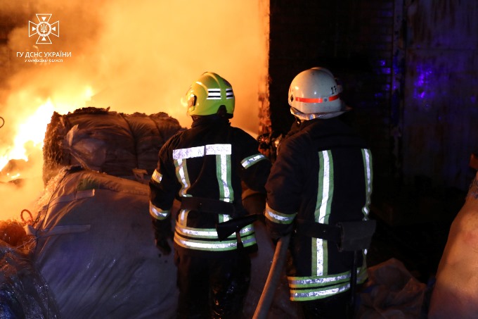 У Харкові на промисловому підприємстві  рятувальники ДСНС гасили пожежу майже сім годин.