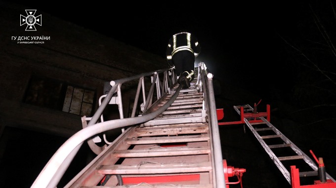 У Харкові на промисловому підприємстві  рятувальники ДСНС гасили пожежу майже сім годин.