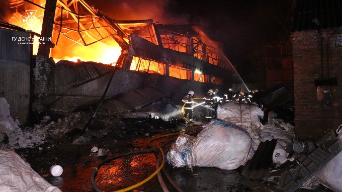 У Харкові на промисловому підприємстві  рятувальники ДСНС гасили пожежу майже сім годин.