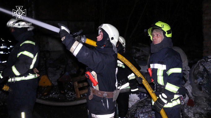 У Харкові на промисловому підприємстві  рятувальники ДСНС гасили пожежу майже сім годин.