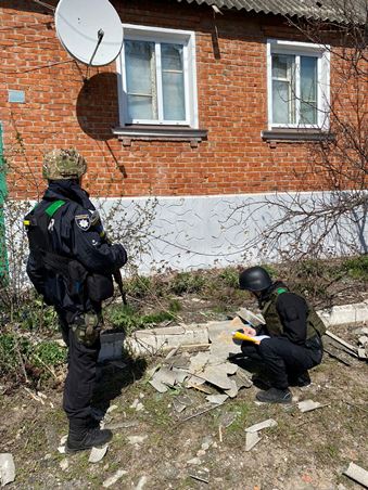 Слідчі фіксують наслідки обстрілів з боку військових рф на території Харківської області