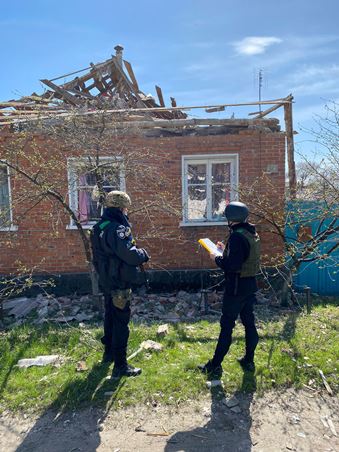 Слідчі фіксують наслідки обстрілів з боку військових рф на території Харківської області