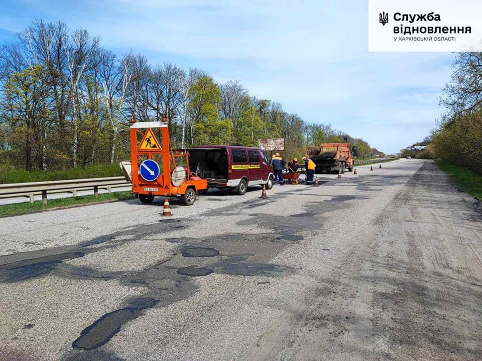 Шляховики відновлюють дорожне покриття на автотрасах державного значення у Харківській області.