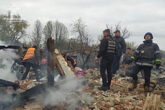 У місті Вовчанську Харківської області під час проведення аварійно-рятувальних робіт на місці авіаудару знайдено тіла 2-х загиблих осіб