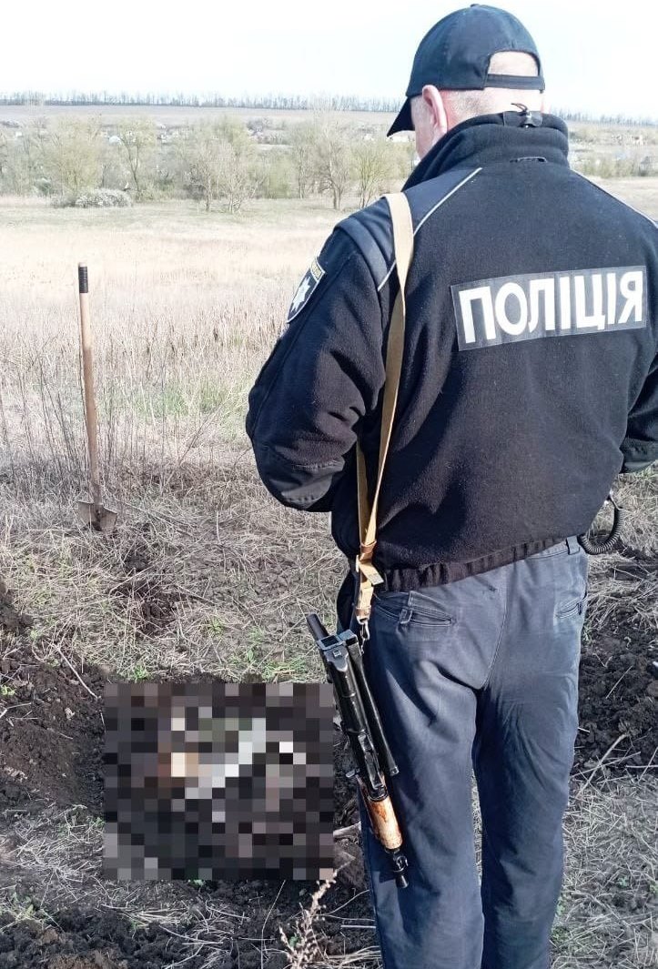 В Ізюмському районі Харківської області слідчі вилучили тіло жінки, яка загинула внаслідок ворожого обстрілу