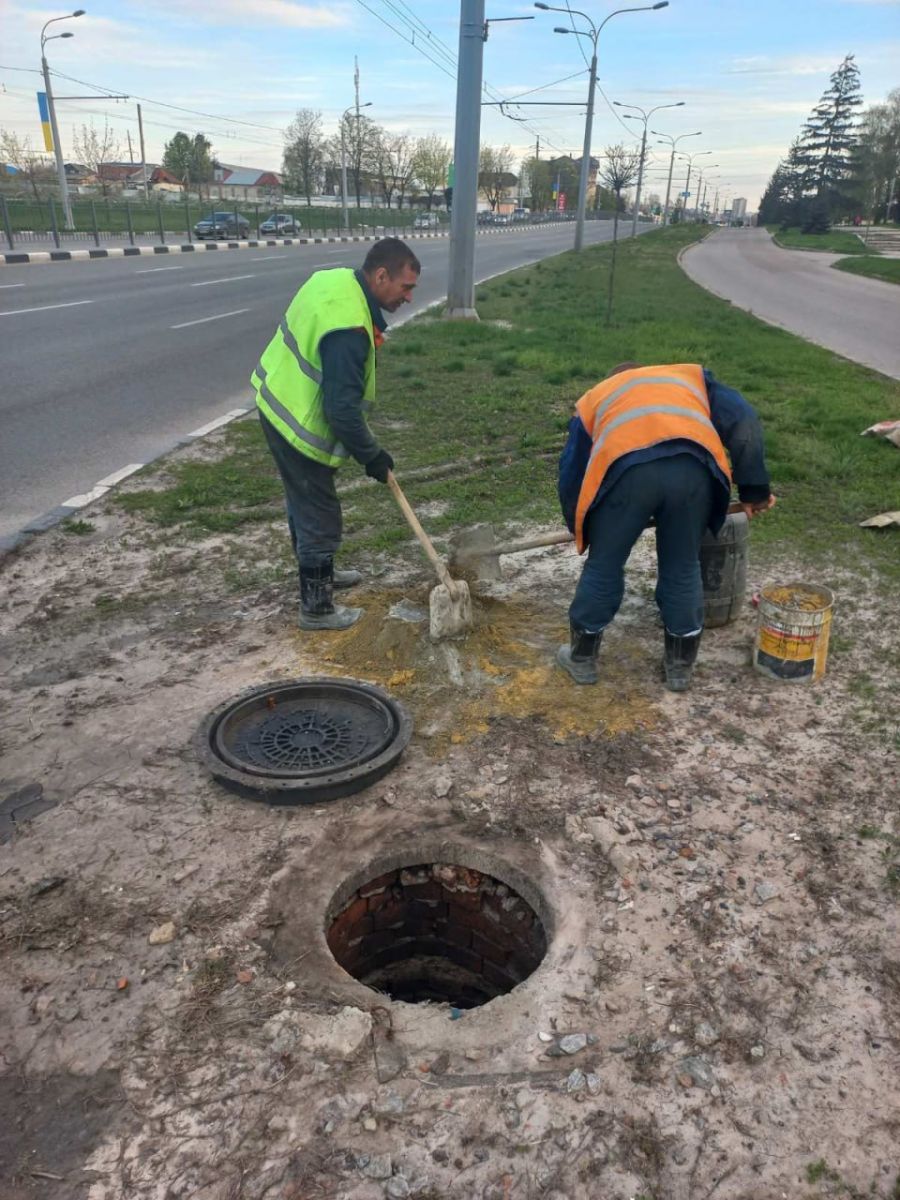 Прочистили зливостоки вулиць Харкова комунальники